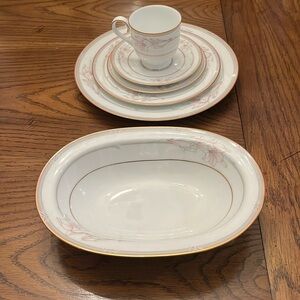 Noritake Jenna 12 five piece settings and oval‎ vegetable bowl